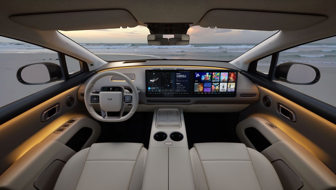 Interiorul automobilului LiXiang cu vedere panoramică - filozofia confortului.